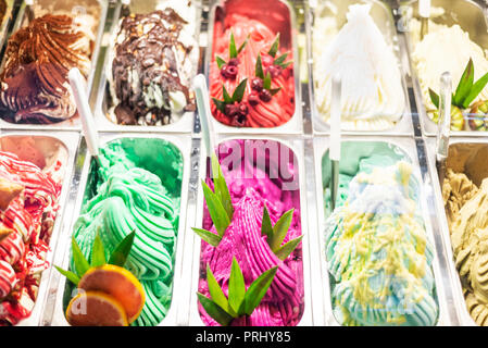 Verschiedene italienische Gelato Speiseeis Aromen im modernen Shop Display Fenster Stockfoto