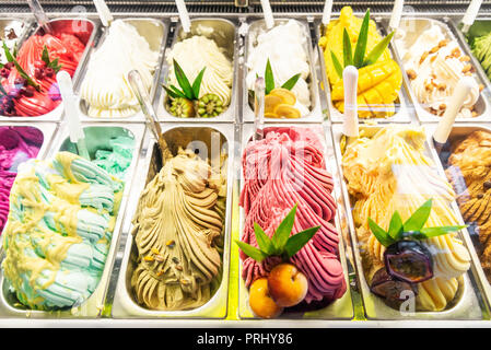 Verschiedene italienische Gelato Speiseeis Aromen im modernen Shop Display Fenster Stockfoto