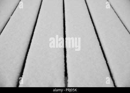 Schnee auf Holzplatten Stockfoto