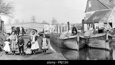 GRAND UNION CANAL Familie barge Arbeiter auf dem alten Grand Union Canal über 1900 Stockfoto