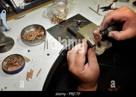 Juwelier Hände bei der Arbeit Stockfoto