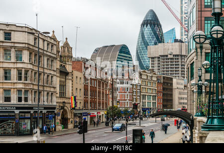 Blick auf Bishopsgate Straße mit der Gurke, die Können von Ham und das Skalpell Türme im Hintergrund. Stockfoto