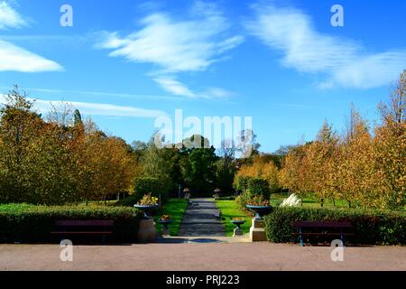 Helle, farbenfrohe, natürlich beleuchtete Bilder Ropner Park, ein traditionelles britisches Viktorianischen öffentlichen Park in Stockton-on-Tees, zu Beginn des Herbstes. Stockfoto