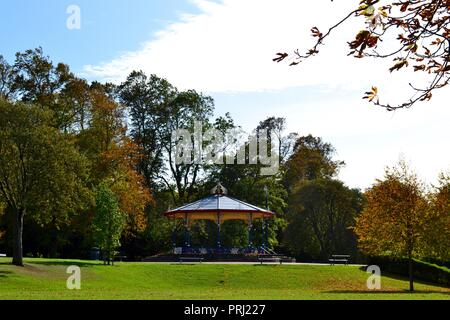 Natürlich beleuchteten, bunte Bilder der traditionellen viktorianischen Stil Musikpavillon und seine Umgebung im Herbst bei Ropner Park, Stockton-on-Tees, Großbritannien. Stockfoto