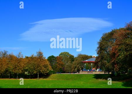 Natürlich beleuchteten, bunte Bilder der traditionellen viktorianischen Stil Musikpavillon und seine Umgebung im Herbst bei Ropner Park, Stockton-on-Tees, Großbritannien. Stockfoto