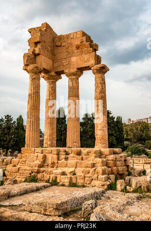 Die Ruinen der Tempel der Dioskuren, (Castor und Pollux), in das Tal der Tempel, in alten Akragas, in der nähe von Agrigento, Sizilien, Italien. Stockfoto