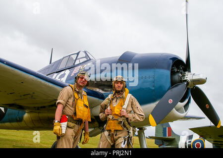 Grumman F-6F Hellcat Kampfflugzeug der US-Navy Pacific theater Farben mit Re-enactors in Periode Flug Kostüm. Fliegen passt. Flugbesatzung Stockfoto