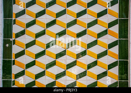 Traditionelle portugiesische Kacheln von einem Gebäude in einer Straße in Lissabon. Stockfoto