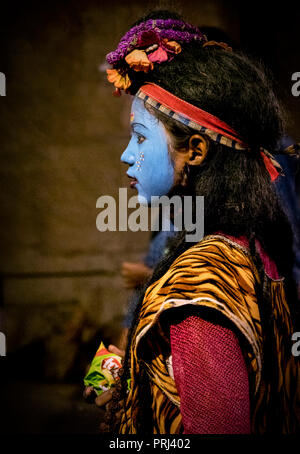 Ein junges Mädchen in ein Kostüm von Shiva - der hinduistische Gott gekleidet. Stockfoto