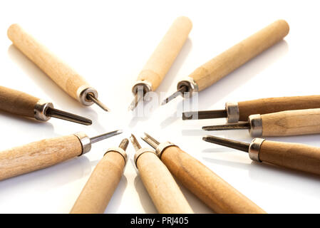 Satz von antique Wood carving Tools auf weißem Hintergrund Stockfoto
