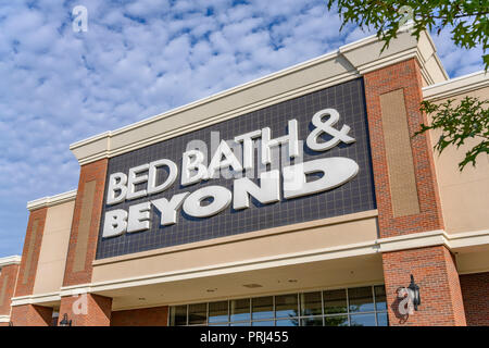Bed Bath and Beyond vorne außen Eingang zeigt das Logo und melden Sie sich Montgomery Alabama, USA. Stockfoto