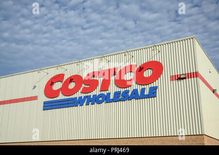 Costco Wholesale store Exterieur Markenzeichen und Logo auf der Seite des Gebäudes in der Montgomery Alabama, USA. Stockfoto