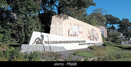 Das Cleveland Museum of Natural History begrüßt Sie auf University Circle signage im University Circle Nachbarschaft von Cleveland, Ohio, USA. Stockfoto