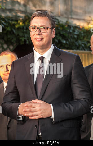 Belgrad, SERBIEN - Juli 14, 2018: Aleksandar Vucic, Präsident von Serbien stehen und Zuhören Rede bei der Französischen Botschaft während einer Pressekonferenz Stockfoto