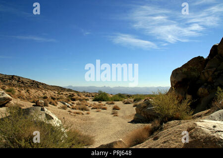 Deep Blue Arizona Wüste Himmel über Sandy trocken waschen