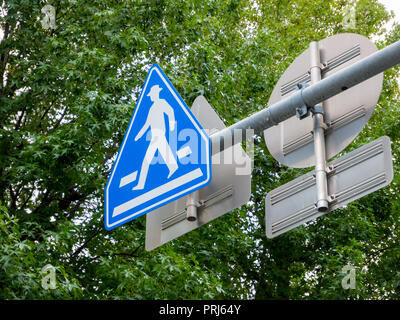 Verkehrsschild, blau Pentagon Fußgängerweg Zeichen auf weißem Hintergrund, Freistellungspfad Stockfoto