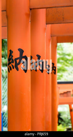 Tokio, Japan. September 10, 2018: Ein Ansatz für die Gojyo Tenjin Schrein und der Hanazono Inari Schrein in Ueno Park in den frühen Morgenstunden. Stockfoto