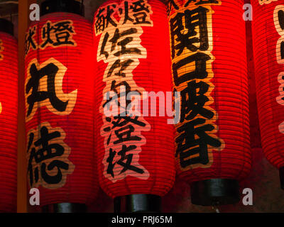 Tokio, Japan. September 10, 2018. Rotes Papier Laternen innerhalb eines kleinen Tempel in Ueno Park. Stockfoto