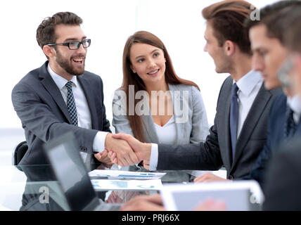 Geschäftsleute handshake nach Verhandlungen Stockfoto
