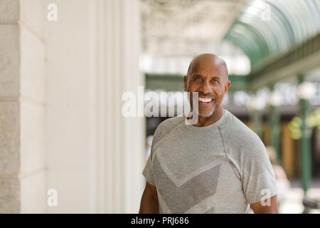 Gerne reife afrikanische amerikanische Mann lächelnd. Stockfoto