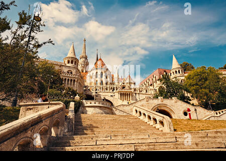 Osten Treppe zur Fischerbastei und Matthiaskirche auf dem Hügel von Buda Castle's Bezirk in Budapest, Ungarn, liegt, besuchen. Stockfoto