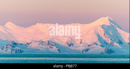 Sonnenuntergang Licht auf schneebedeckte Berge, Antarktische Halbinsel Stockfoto