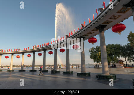 Harbin China, Hochwasserschutz denkmal Tag feiern, Springbrunnen und Laternen Stockfoto