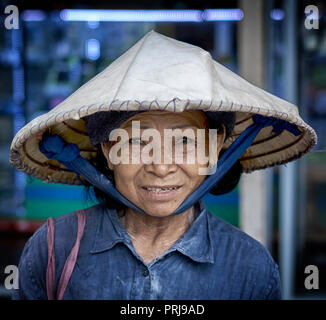 Porträt Thailand Frau Senior trägt einen traditionellen Reis Hut aka Chinesische coolie Hut Stockfoto