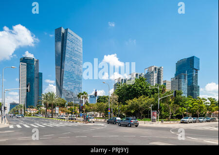 - 08.September 2018: sarona Sarona Gärten - Azrieli Tower von Moshe Tzur im Hintergrund konzipiert Stockfoto