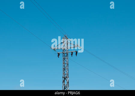 Elektrische Leitung am Pol - Kabel am Mast Stockfoto