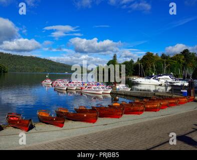 Ruderboote, Bootsverleih, den Lake District, Bowness on Windermere, Cumbria, England, Großbritannien Stockfoto