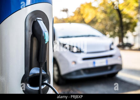 Elektroauto an der Stadt Ladestation. Stockfoto