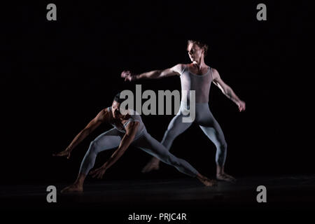 Tänzerinnen und Tänzer spielen "Ignite" während der Birmingham Ballet Fotocall of Fire & Fury im Birmingham Royal Ballet, Thorp Street, Birmingham. Stockfoto