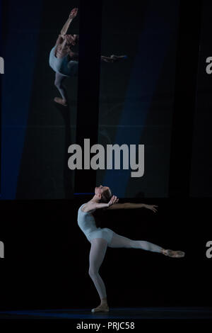 Tänzerinnen und Tänzer spielen "Ignite" während der Birmingham Ballet Fotocall of Fire & Fury im Birmingham Royal Ballet, Thorp Street, Birmingham. Stockfoto