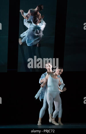 Tänzer "entzünden" während der Birmingham Ballett Fotoshooting von Feuer & Amp; Wut am Birmingham Royal Ballet, Thorp Street, Birmingham. Stockfoto