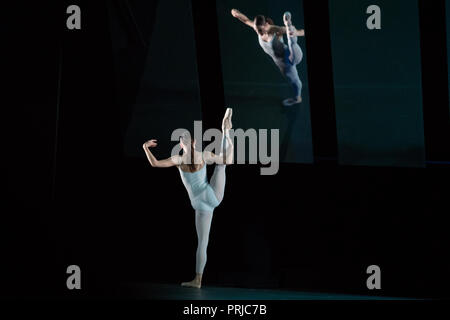 Tänzer treten beim Birmingham Ballet Photocall von Fire & Fury im Birmingham Royal Ballet, Thorp Street, Birmingham, auf. Stockfoto