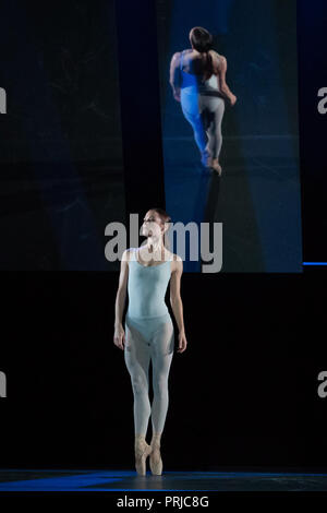 Tänzerinnen und Tänzer spielen "Ignite" während der Birmingham Ballet Fotocall of Fire & Fury im Birmingham Royal Ballet, Thorp Street, Birmingham. Stockfoto