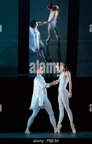 Tänzer treten beim Birmingham Ballet Photocall von Fire & Fury im Birmingham Royal Ballet, Thorp Street, Birmingham, auf. Stockfoto