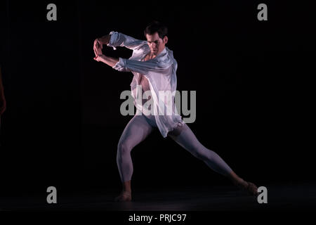 Tänzer "entzünden" während der Birmingham Ballett Fotoshooting von Feuer & Amp; Wut am Birmingham Royal Ballet, Thorp Street, Birmingham. Stockfoto
