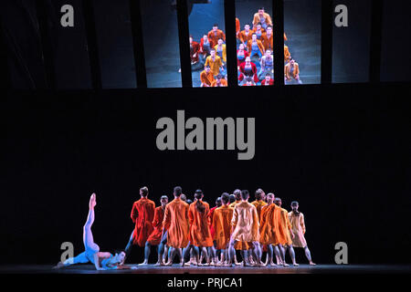 Tänzer Entzünden während des Birmingham Royal Ballet performance Weltpremiere von "Feuer und Wut", Thorp Street, Birmingham. Zwei Ballett teil Leistung, die Könige Dance' und 'Zünden' Blick in Politik und Macht die von Turner's malerei Die brennende Häuser der Herren und Commons inspiriert Stockfoto