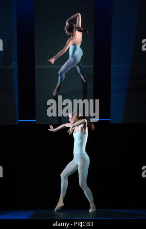 Tänzer "entzünden" während der Birmingham Ballett Fotoshooting von Feuer & Amp; Wut am Birmingham Royal Ballet, Thorp Street, Birmingham. Stockfoto