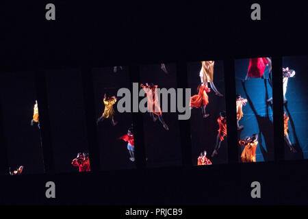 Tänzerinnen und Tänzer spielen "Ignite" während der Birmingham Ballet Fotocall of Fire & Fury im Birmingham Royal Ballet, Thorp Street, Birmingham. Stockfoto