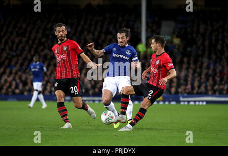 Everton ist Leighton Baines (Mitte) beim Kampf um den Ball mit der Southampton Cedric Soares (rechts) und Southampton Manolo Gabbiadini (links) während der carabao Pokal, dritte runde Spiel im Goodison Park, Liverpool. PRESS ASSOCIATION Foto. Bild Datum: Dienstag, 2. Oktober 2018. Siehe PA-Geschichte Fußball Everton. Foto: Peter Byrne/PA-Kabel. Einschränkungen: EDITORIAL NUR VERWENDEN Keine Verwendung mit nicht autorisierten Audio-, Video-, Daten-, Spielpläne, Verein/liga Logos oder "live" Dienstleistungen. On-line-in-Match mit 120 Bildern beschränkt, kein Video-Emulation. Keine Verwendung in Wetten, Spiele oder einzelne Verein/Liga/player Stockfoto