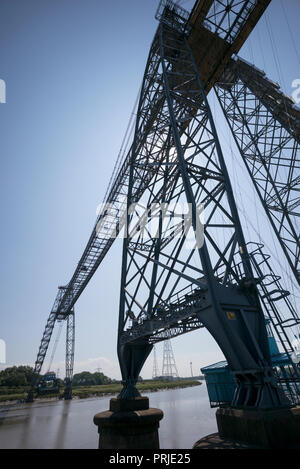 Türme und Upper Deck von Newport Transporter Bridge in Teil Silhouette, aus West Bank, Newport, Großbritannien Stockfoto