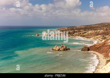 Marine mit Petra tou Romiou, auch als Felsen der Aphrodite genannt, ist ein Meer Stack in Paphos, Cypru Stockfoto