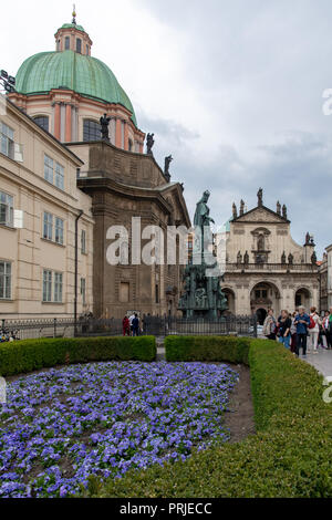 Ritter des Kreuzes Platz neben der Karlsbrücke und der Kirche des Hl. Franziskus in Prag, Tschechische Republik Stockfoto