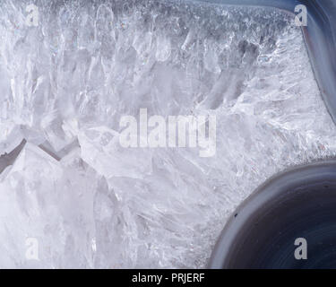 Poliert große natürliche Achat Scheibe aus Brasilien wie Kunst Hintergrund. Achat Geode Slice. Crystal Display Stück. Dekor. Heilung Kristall. Stockfoto