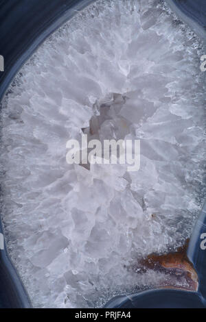 Poliert große natürliche Achat Scheibe aus Brasilien wie Kunst Hintergrund. Achat Geode Slice. Crystal Display Stück. Dekor. Heilung Kristall. Stockfoto