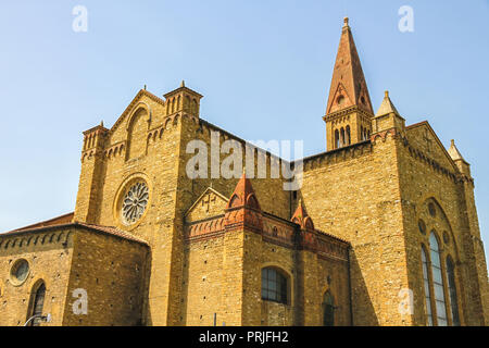 Blick auf den Glockenturm der Kirche Santa Croce in Florenz, Italien, an einem sonnigen Tag. Stockfoto