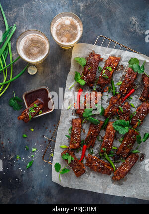 Würzige BBQ Ribs mit Chili, Koriander und Bier Stockfoto